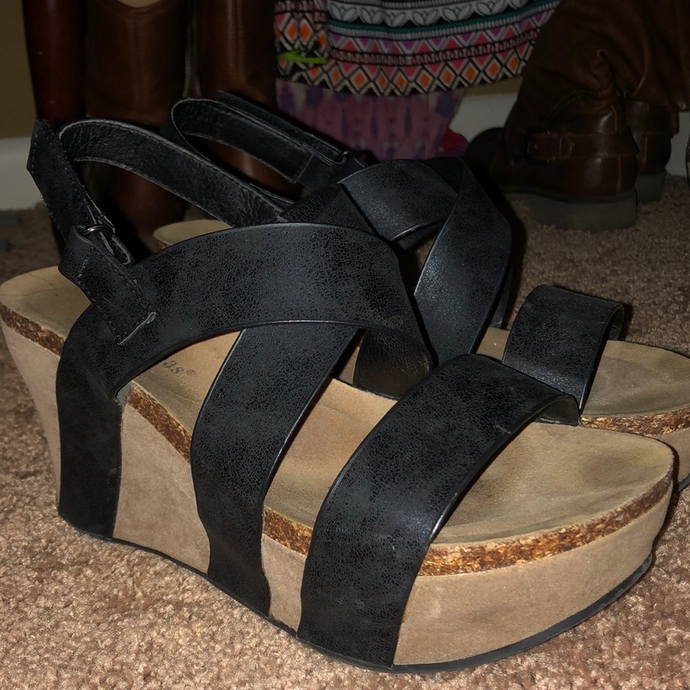 Black wedges